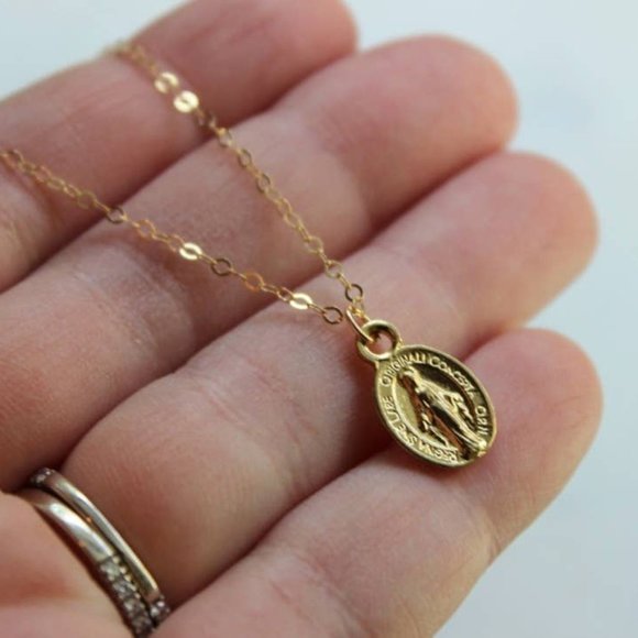 ✨ Super Cute Dainty 14k Gold Small Virgin Mary Necklace, Mary Pendant Necklace ✨ - Picture 1 of 5